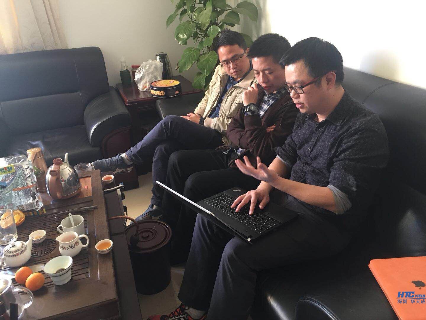 华天人向管理处耐心讲解